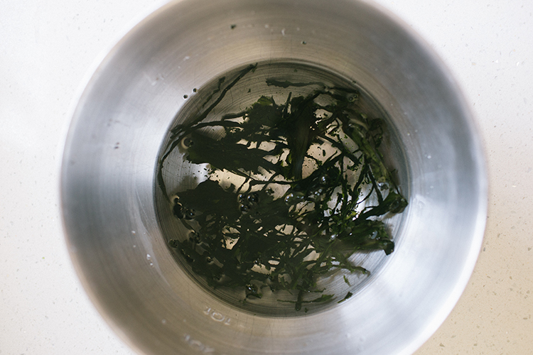 Soak dried seaweed in water for 30 minutes